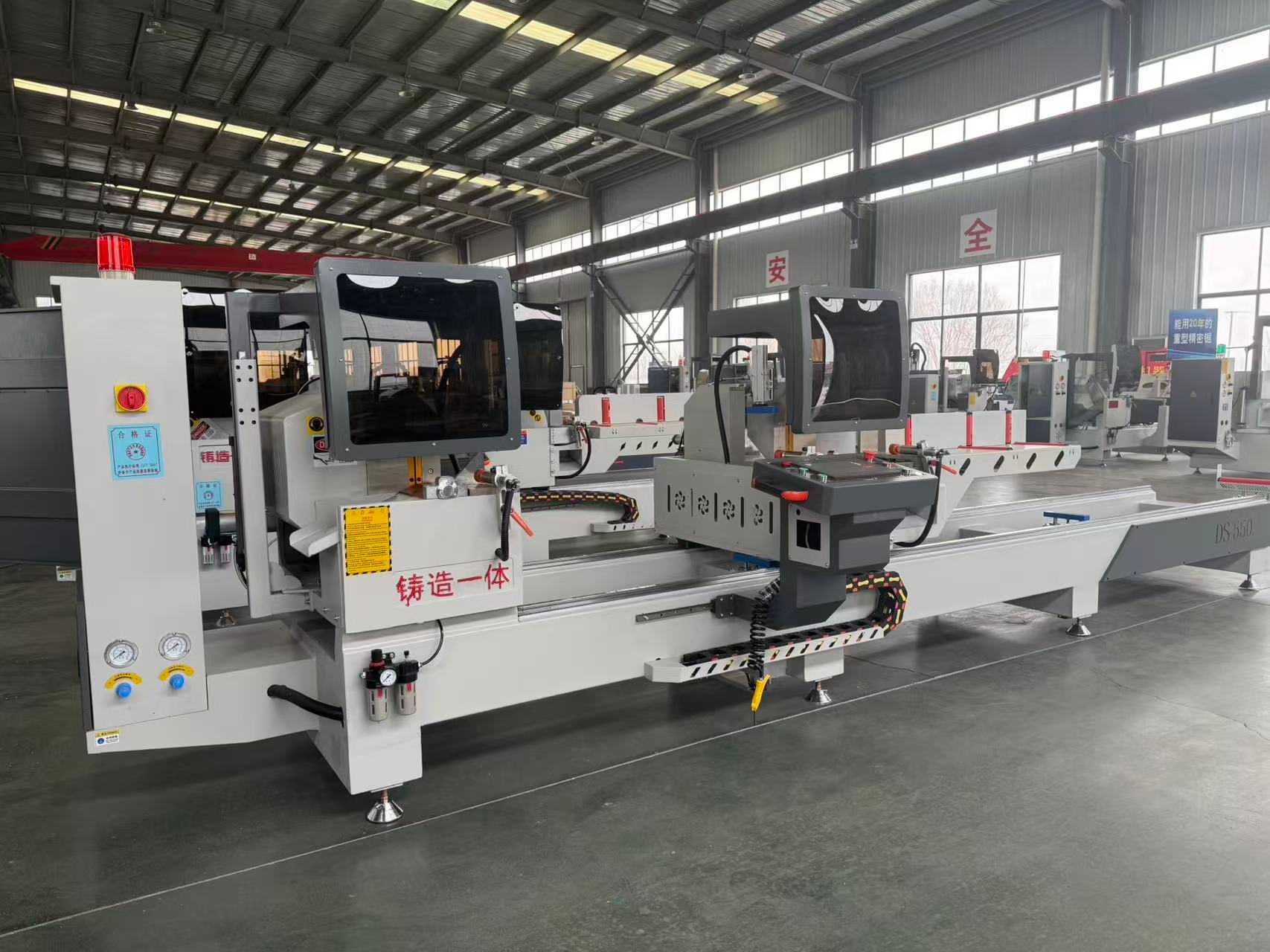 Точна пила 550 CNC з внутрішнім поворотом на 45 градусів і 90 градусів