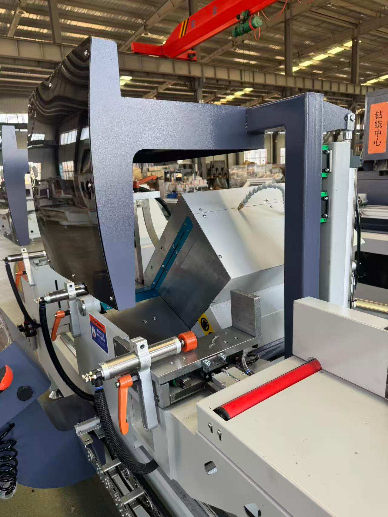 Торцювальна пила з кутом нахилу 45°/90° з ЧПУ для виробництва великих обсягів виробництва
